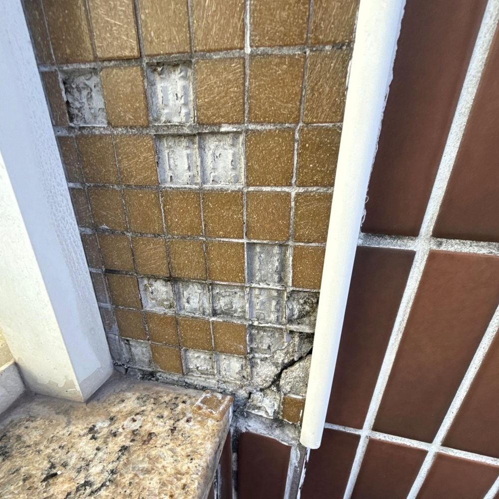 Pastilhas soltas e faltando em fachada junto a esquadria