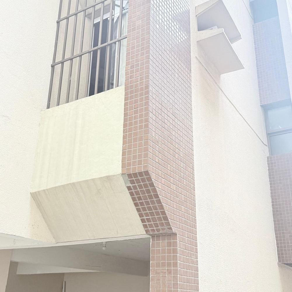 Fachada com desplacamento de revestimento