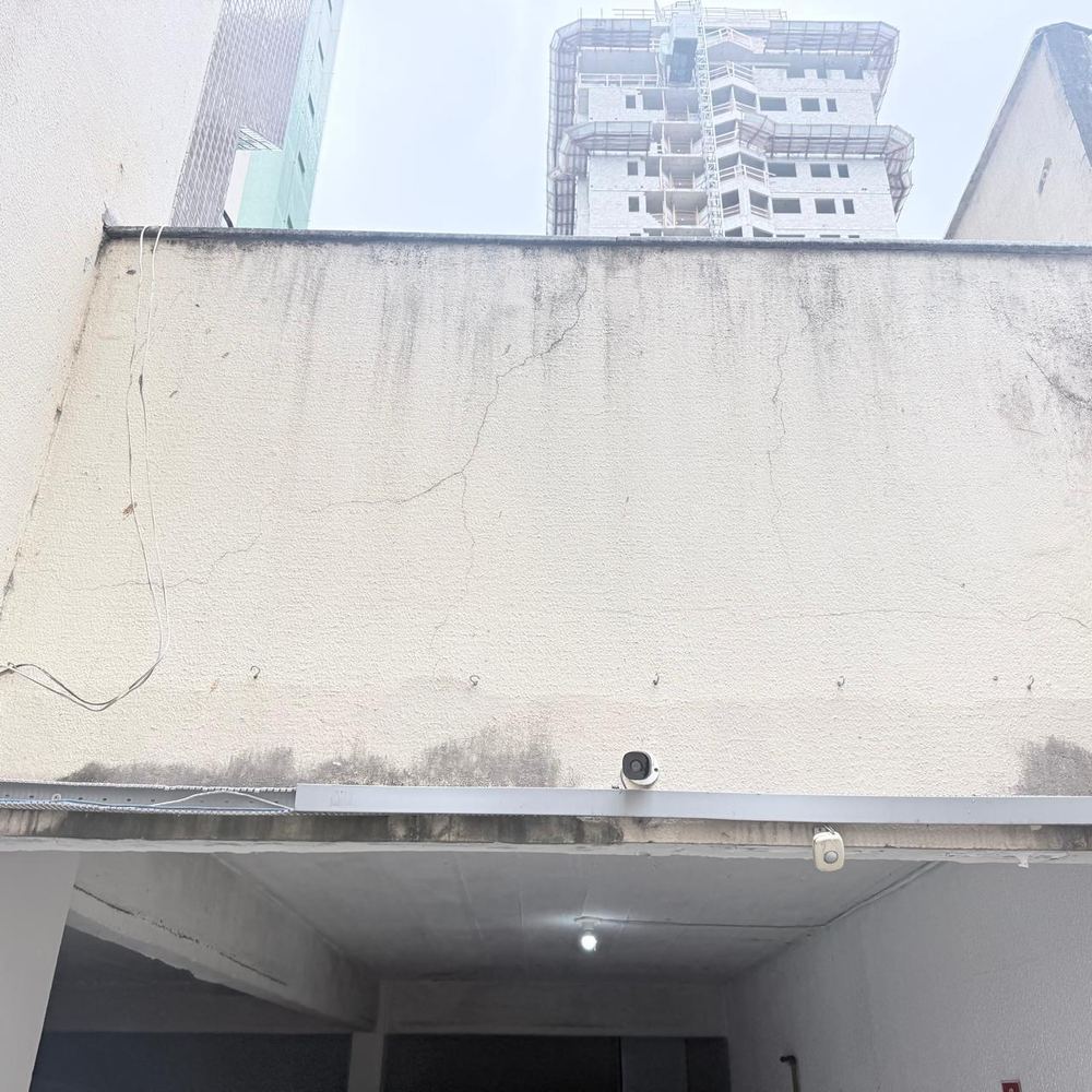 Fissuras em argamassa registradas em vistoria técnica