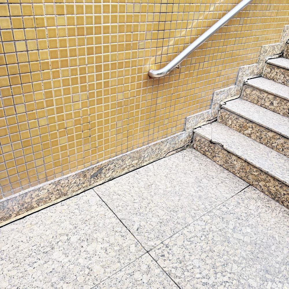 Escada e parede com indício de recalque diferencial